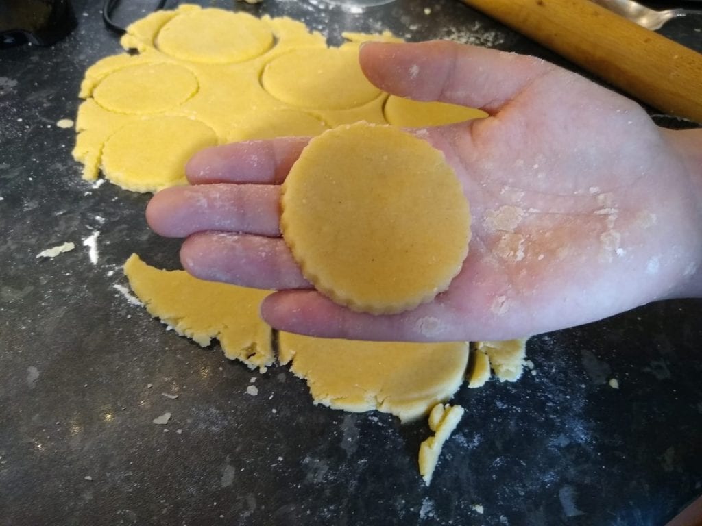 Top part of mince pie (raw)